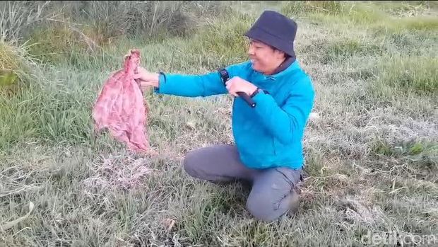 Kain lap diletakkan di kompleks Candi Arjuna, Dieng, berubah menjadi kaku atau membeku, Jumat (21/6/2024) pagi.