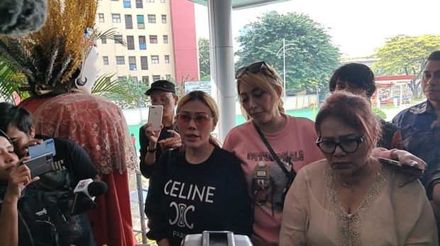 Kakak Virgoun, Febby Carol (kiri), kerabat (tengah), bersama dengan Ibu (kanan).