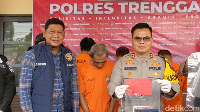 Kapolres Trenggalek AKBP Gathut Bowo Supriyono bersama tersangka judi online