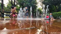 Anak-anak asyik bermain perosotan hingga air mancur di RPTRA tersebut.  