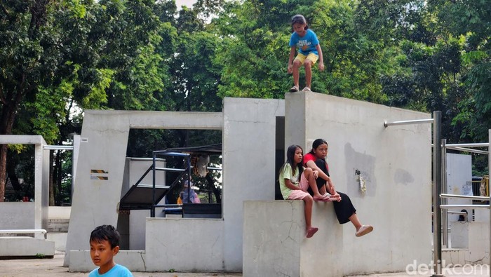 Keceriaan Anak-anak Bermain di RPTRA Taman Puring