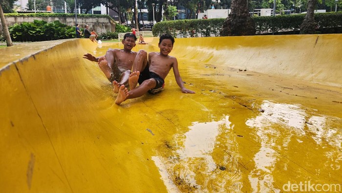 Keceriaan Anak-anak Bermain di RPTRA Taman Puring Sejumlah anak bermain di Ruang Publik Terbuka Ramah Anak (RPTRA) Taman Puring, Jakarta Selatan, Jumat (21/6/2024). Pemprov DKI Jakarta terus berkomitmen untuk menciptakan dan memenuhi perlindungan terhadap anak, tercatat hingga kini Jakarta mengelola 324 RPTRA sebagai bagian dari sarana prasarana Kota Layak Anak (KLA).