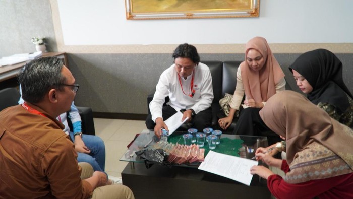 Kejati Sumsel terima pengembalian uang dari tersangka korupsi jaringan komunikasi sebesar Rp 126 Juta.