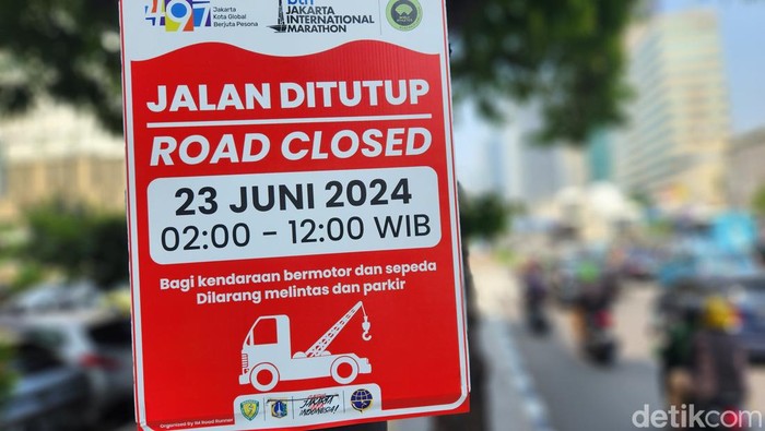 Petugas mempersiapkan kemeriahan menyambut HUT DKI Jakarta, di Lapangan Monas, Jumat (21/6/2024).