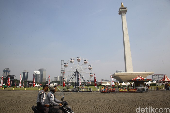 Petugas mempersiapkan kemeriahan menyambut HUT DKI Jakarta, di Lapangan Monas, Jumat (21/6/2024).