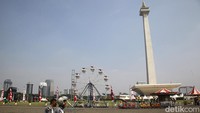 Petugas mempersiapkan kemeriahan menyambut HUT DKI Jakarta, di Lapangan Monas, Jumat (21/6/2024).
