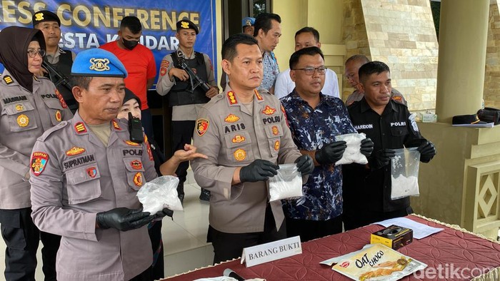 Polisi saat menunjukkan barang bukti sabu 1 kilogram yang diamankan di Mapolresta Kendari, Jumat (21/6/2024).