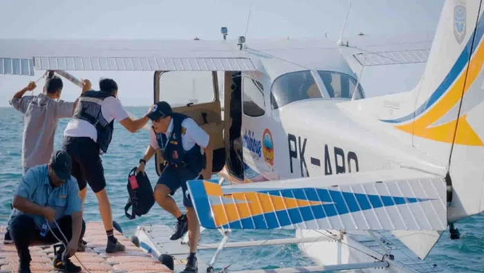 Kepala Pusat Kebijakan Prasarana Transportasi dan Integrasi Moda sekaligus Ketua Uji Coba Seaplane yang menerbangkan pesawat tipe Cessna 172SP Amphibious Novyanto Widadi keluar dari pesawat amfibi usai uji coba penerbangan seaplane di Pantai Mertasari, Denpasar, Bali, Kamis (20/6/2024). ANTARA/HO-Humas Kemenhub