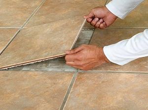 Teknik Mudah Cek Kualitas Lantai Keramik Cuma Pakai Kelereng