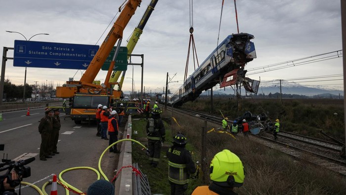 Kereta Adu Banteng di Chile Mulai Dievakuasi A view shows the site of a train collision in San Bernardo, Chile, June 20, 2024. REUTERS/Ivan Alvarado
