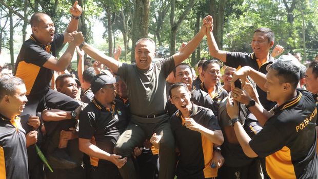 Keseruan fun games yang diikuti anggota TNI dan Polri di Mojokerto sambut Hari Bhayangkara ke-78.