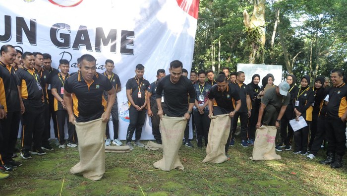 Keseruan fun games yang diikuti anggota TNI dan Polri di Mojokerto sambut Hari Bhayangkara ke-78.