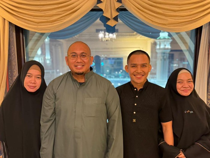 Ketua DPD Gerinda Sumbar Andre Rosiade bertemu dengan pesepakbola nasional Witan Sulaiman saat menjalani ibadah haji pada tahun ini. (dok Ist)