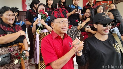 Ketua DPD PDI Perjuangan Bali Wayan Koster saat ditemui di kantornya, Jumat (21/6/2024). (Rizki Setyo Samudero/detikBali)