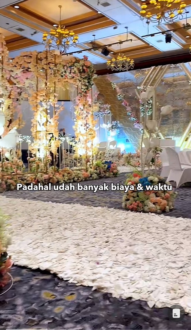 Wolipop sudah menghubungi Cass Organizer yang menyediakan jasa wedding planner dan organizer sejak 2019. Dia menjelaskan kliennya yang identitasnya dirahasiakan memutuskan untuk tidak jadi menikah saat H-7. Jadi client kita H-7 itu mendadak contact kita bahwa ada satu masalah dan akhirnya mereka putusin untuk membatalkan acaranya. Pengantinnya memilih tema dan konsep internasional, jelas Cass Organizer lewat WhatsApp. Foto: Dok. TikTok @cassorganizer.