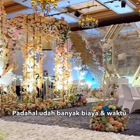 Wolipop sudah menghubungi Cass Organizer yang menyediakan jasa wedding planner dan organizer sejak 2019. Dia menjelaskan kliennya yang identitasnya dirahasiakan memutuskan untuk tidak jadi menikah saat H-7. Jadi client kita H-7 itu mendadak contact kita bahwa ada satu masalah dan akhirnya mereka putusin untuk membatalkan acaranya. Pengantinnya memilih tema dan konsep internasional, jelas Cass Organizer lewat WhatsApp. Foto: Dok. TikTok @cassorganizer.