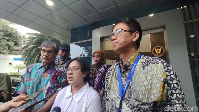 Koalisi Masyarakat Peduli Keterwakilan Perempuan (KMPKP) melaporkan Ketua dan Anggota KPU RI ke Dewan Kehormatan Penyelenggara Pemilu (DKPP) dengan dugaan pelanggaran kode etik (Fawdi/detikcom).