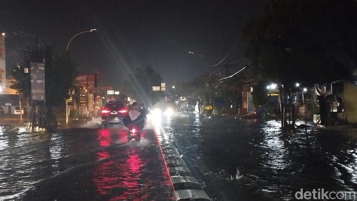 Kondisi banjir di Jalan Letda Sudjono Medan. (Foto: Kartika Sari/detikSumut).