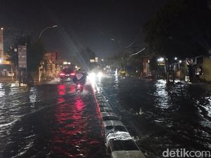 Ruas Jalan Letda Sudjono Banjir Setinggi 30 Cm Usai Diguyur Hujan Lebat
