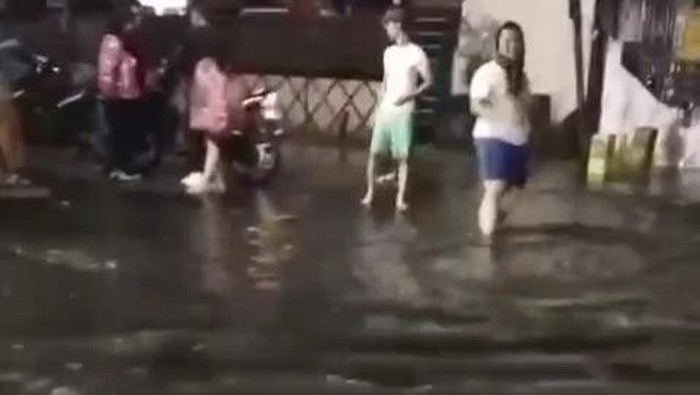 Kondisi banjir di Jalan Letda Sujono. (Foto: Istimewa)