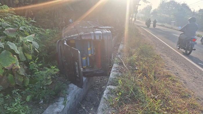 Kondisi minibus yang terguling masuk selokan di Jalan Jogja-Wates, Dusun Gembongan, Kalurahan Sukoreno, Kapanewon Sentolo, Kulon Progo, Jumat (21/6/2024).