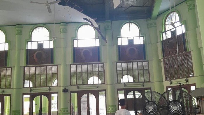 Kondisi plafon Masjid Agung Sumber Cirebon ambruk.