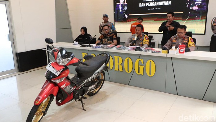 Konferensi pers pengungkapan kasus penganiayaan Jiono, warga Ponorogo yang mulanya dilaporkan karena kecelakaan.