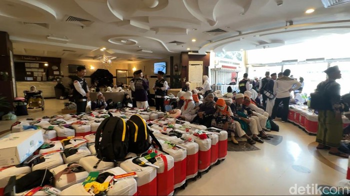Koper jemaah dikumpulkan di lobi hotel sebelum jemaah bergeser dari Makkah ke Madinah, Jumat (21/6/2024).