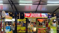 Saat malam hari, Pasar 8 Alam Sutera berubah menjadi pusat kuliner kaki lima. Gerainya berjejer buka mengelilingi pasar bagian depan. Foto: detikcom/Riska Fitria