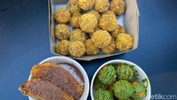 Jika ingin camilan di sini juga ada gerai jajanan serba pisang. Salah satunya bisa mampir ke gerai Pisang Cuy dengan menu bomboloni pisang. Foto: detikcom/Riska Fitria