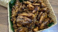 Yang tengah jadi tren ada gerai Warung Waras yang menawarkan pisang goreng madu. Pisang gorengnya manis, legit, dan krispi. Foto: detikcom/Riska Fitria