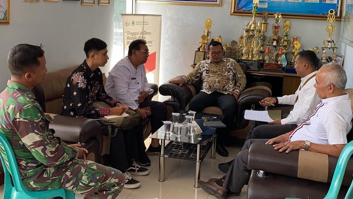 Kunjungan Pemkab Cirebon ke kantor Desa Ciawigajah, Kabupaten Cirebon.