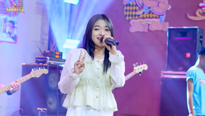Lagu Nganggur dinyanyikan Ayu Cantika.