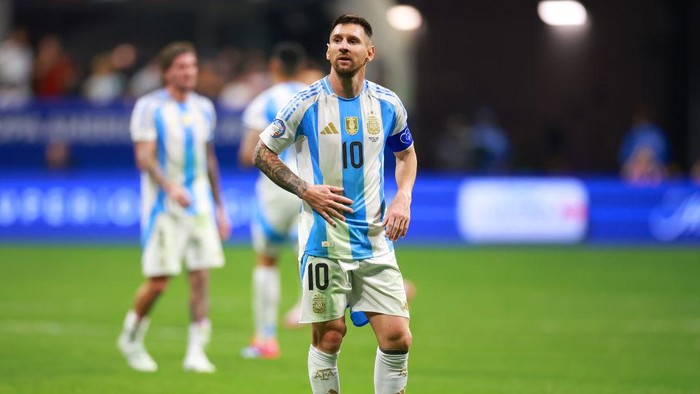 ATLANTA, GEORGIA - JUNE 20: Lionel Messi of Argentina gestures during the CONMEBOL Copa America group A match between Argentina and Canada at Mercedes-Benz Stadium on June 20, 2024 in Atlanta, Georgia. (Photo by Hector Vivas/Getty Images)