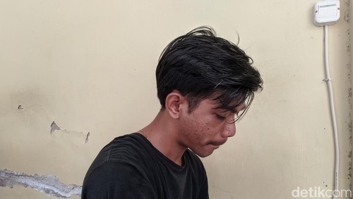 MAA (22) warga Kelurahan Dasan Agung Baru, Kecamatan Selaparang, Kota Mataram, ditangkap polisi, Jumat (21/6/2024). (Ahmad Viqi/detikBali)
