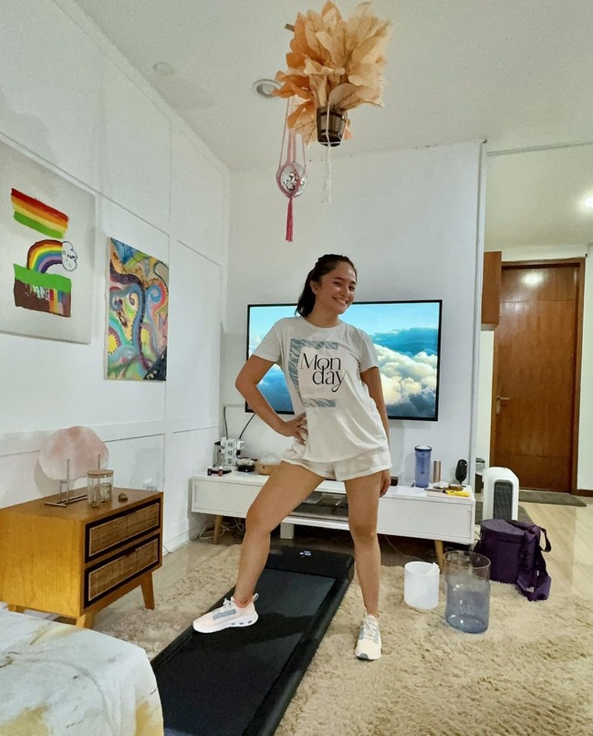 Tampil makin langsing dan cantik, penampilan terbaru Marshanda sukses bikin pangling dan banjir pujian. Fresh banget kamuuu, komentar salah seorang netizen. Wuaaa kayak gadissss, tambah netizen lain. Foto: Instagram/@marshanda99