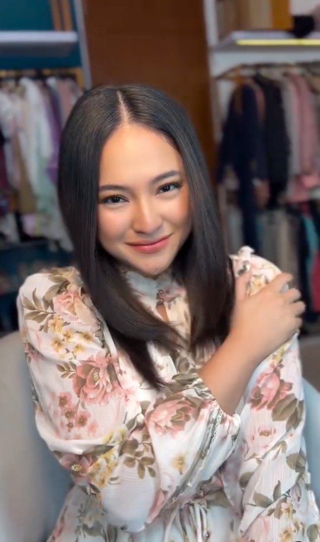 Ditambah dengan pulasan makeup natural, pesona Marshanda kian terpancar. Penampilan barunya pun disebut-sebut netizen seperti kembali ke penampilan Marshanda saat remaja. Foto: Instagram/@marshanda99