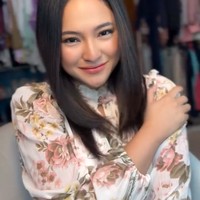 Ditambah dengan pulasan makeup natural, pesona Marshanda kian terpancar. Penampilan barunya pun disebut-sebut netizen seperti kembali ke penampilan Marshanda saat remaja. Foto: Instagram/@marshanda99