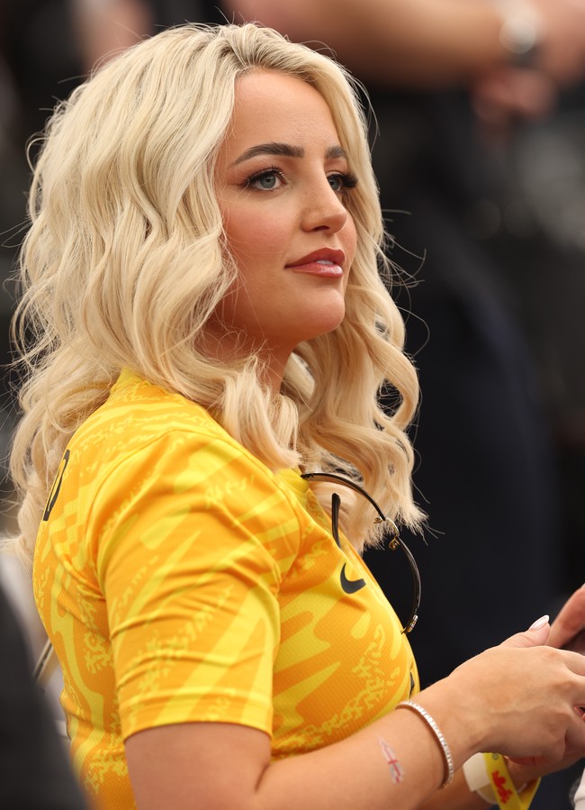 Megan Pickford juga tampil glamour dengan rambut curly dan memakai tas mewah dari brand Christian Dior saat menonton suaminya bertanding di Euro 2024. Foto: Getty Images/Ian MacNicol