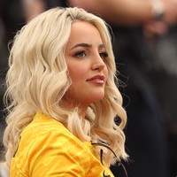 Megan Pickford juga tampil glamour dengan rambut curly dan memakai tas mewah dari brand Christian Dior saat menonton suaminya bertanding di Euro 2024. Foto: Getty Images/Ian MacNicol