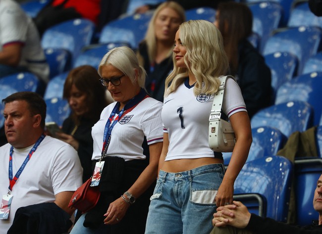 Megan Pickford mengunggah gayanya saat mendukung timnas Inggris melawan Serbia di Euro 2024. “bae @jpickford1,” tulis Megan pada keterangan unggahannya di Instagram meganpickford_. Foto: REUTERS/Kai Pfaffenbach