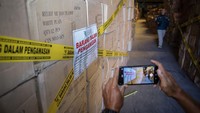 Jurnalis merekam gudang penyimpanan produk keramik dan tableware ilegal saat Ekspose Barang Hasil Pengawasan di Surabaya, Jawa Timur, Kamis (20/6/2024).  
