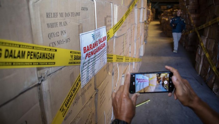 Mendag ekspose barang hasil pengawasan asal China Menteri Perdagangan Zulkifli Hasan meninjau produk keramik dan tableware ilegal saat Ekspose Barang Hasil Pengawasan di Surabaya, Jawa Timur, Kamis (20/6/2024). Kemendag akan memusnahkan sebanyak 4.565.598 biji produk keramik dan tableware senilai Rp79.897.965.000 asal China karena tidak memiliki Sertifikat Produk Penggunaan Tanda (SPPT) dan Nomor Pendaftaran Barang (NPB) SNI. ANTARA FOTO/Rizal Hanafi/rwa.