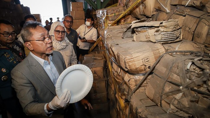 Menteri Perdagangan Zulkifli Hasan meninjau produk keramik dan tableware ilegal saat Ekspose Barang Hasil Pengawasan di Surabaya, Jawa Timur, Kamis (20/6/2024). Kemendag akan memusnahkan sebanyak 4.565.598 biji produk keramik dan tableware senilai Rp79.897.965.000 asal China karena tidak memiliki Sertifikat Produk Penggunaan Tanda (SPPT) dan Nomor Pendaftaran Barang (NPB) SNI. ANTARA FOTO/Rizal Hanafi/rwa.