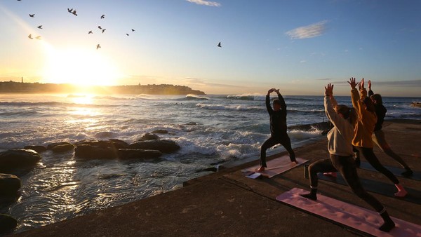 Menenangkan Jiwa dengan Yoga di Pinggir Pantai Sydney