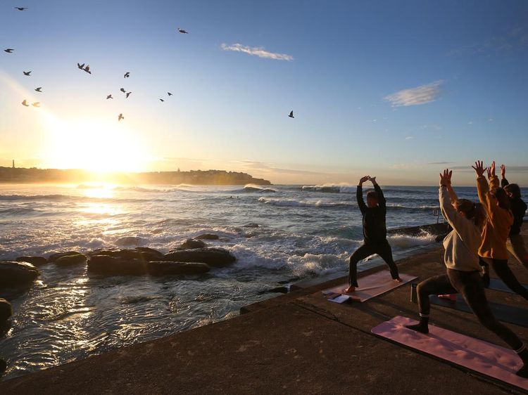 Menenangkan Jiwa dengan Yoga di Pinggir Pantai Sydney