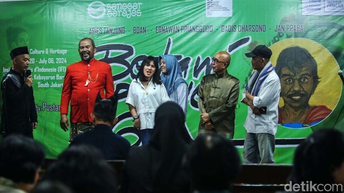 Mengintip Pameran Betawi Punye Gaye Pengunjung melihat pameran Betawi Punye Gaye di institut Francais Indonesia (IFI) Wijaya, Jakarta, Jumat (21/6/2024).