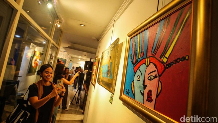 Mengintip Pameran Betawi Punye Gaye Pengunjung melihat pameran Betawi Punye Gaye di institut Francais Indonesia (IFI) Wijaya, Jakarta, Jumat (21/6/2024).