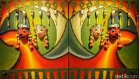 Karya seni bertema budaya Betawi mejeng di pameran tersebut.  
