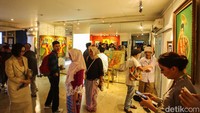 Sejumlah pengunjung tampak lalu lalang untuk melihat karya seni yang dipamerkan di IFI Wijaya, Jakarta.  